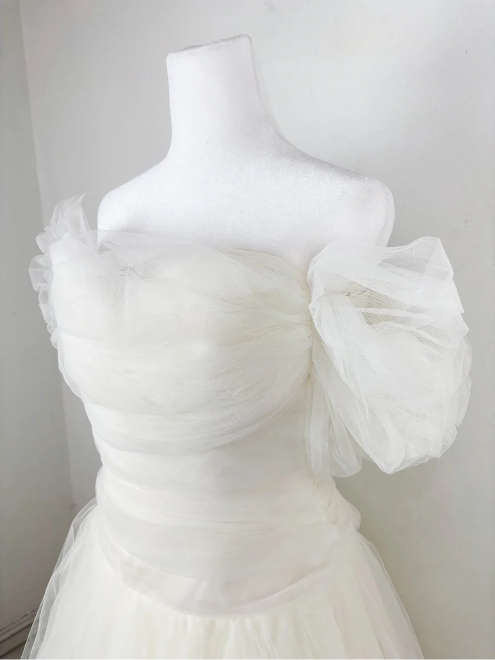 Vintage Oscar de la Renta Ivory Tulle Strapless Wedding Gown Sz S - Picture 5 of 16